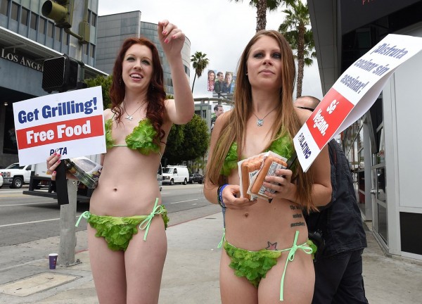 [新聞] 美女穿蔬菜比基尼洛杉磯街頭宣傳素食
